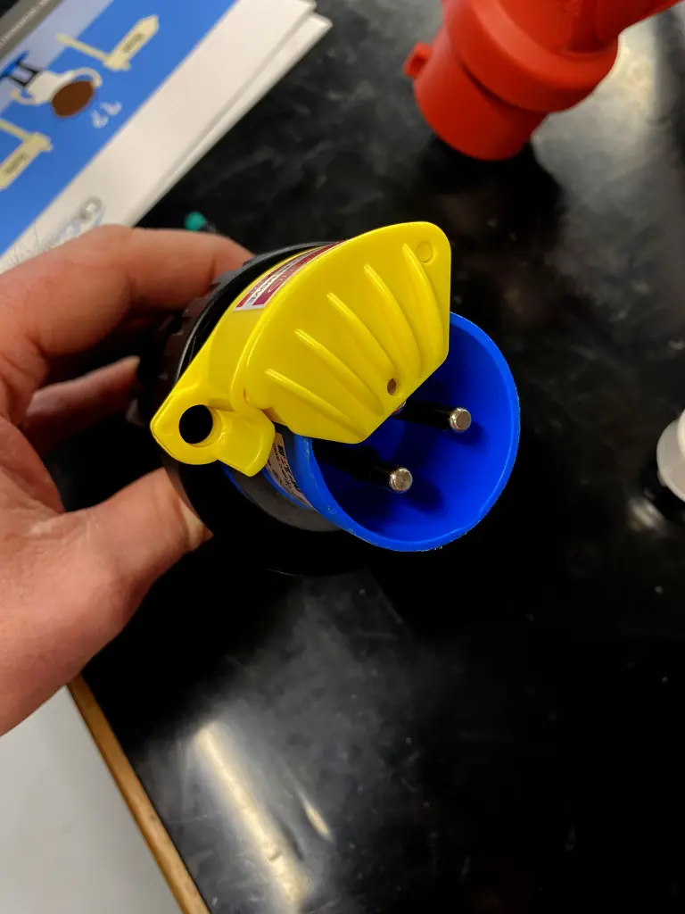 230V/16A Stecker sicher blockiert